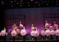 OSK日本歌劇団「レビュー春のおどり」より。