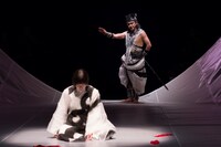 「ハムレット」2015年公演より。（Photo by K. Miura）