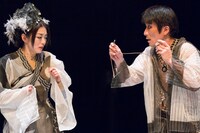 「ハムレット」2015年公演より。（Photo by K. Miura）