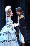 ミュージカル「マリー・アントワネット」より、花總まり扮するマリー・アントワネット（左）と田代万里生扮するフェルセン伯爵。