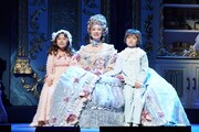ミュージカル「マリー・アントワネット」より、花總まり扮するマリー・アントワネット（中央）。