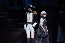 ミュージカル「マリー・アントワネット」より、甲斐翔真扮するフェルセン伯爵（左）と昆夏美扮するマルグリット・アルノー。