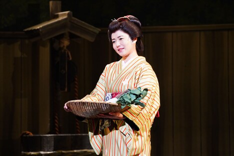 「よみがえる明治座東京喜劇－ニッポン放送『高田文夫のラジオビバリー昼ズ』全力応援!!－」より、第1部「こちとら大奥様だぜぃ！」の様子。