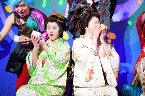 「よみがえる明治座東京喜劇－ニッポン放送『高田文夫のラジオビバリー昼ズ』全力応援!!－」より、第1部「こちとら大奥様だぜぃ！」の様子。