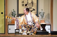 「よみがえる明治座東京喜劇－ニッポン放送『高田文夫のラジオビバリー昼ズ』全力応援!!－」より、第1部「こちとら大奥様だぜぃ！」の様子。