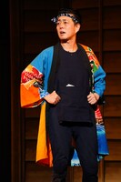 「よみがえる明治座東京喜劇－ニッポン放送『高田文夫のラジオビバリー昼ズ』全力応援!!－」より、第1部「こちとら大奥様だぜぃ！」の様子。