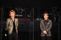 左から上田竜也、堂本光一。