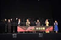 「Endless SHOCK」舞台挨拶の様子。左から松崎祐介、越岡裕貴、上田竜也、堂本光一、前田美波里、梅田彩佳。