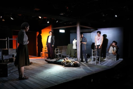 オフィスコットーネプロデュース「墓場なき死者」より。（撮影：宮本雅通）