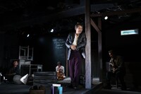 オフィスコットーネプロデュース「墓場なき死者」より。（撮影：宮本雅通）