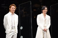 「Endless SHOCK -Eternal-」記者会見の様子。左から上田竜也、堂本光一。