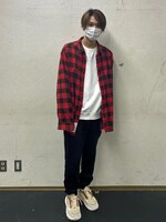 身体が冷えないように赤チェックのシャツを着て。