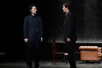 舞台「Oslo（オスロ）」より。（撮影：田中亜紀）