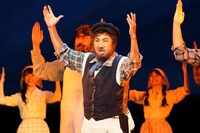 ミュージカル「屋根の上のヴァイオリン弾き」より。（写真提供：東宝演劇部）