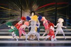 世田谷パブリックシアターをカラフルに彩った、大駱駝艦「ダークマター」配信決定