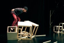 下村唯「亡命入門：声ノ国」より。（撮影：菅原康太）