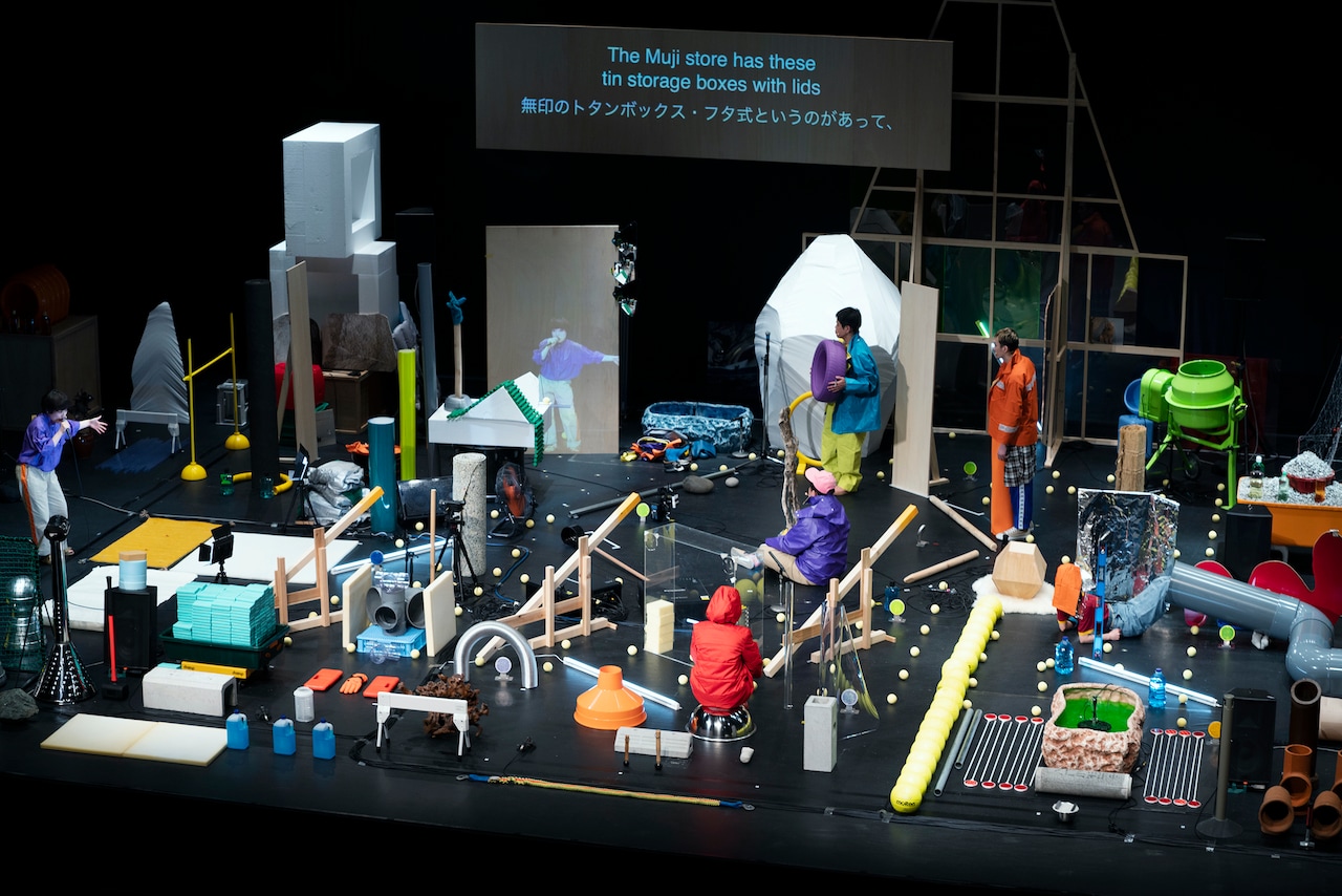 「消しゴム山」東京公演開幕、岡田利規「劇場という物理的な空間で演劇をやることの底力」