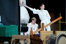 2020 / 2021 あうるすぽっとタイアップ公演シリーズ チェルフィッチュ×金氏徹平「消しゴム山」東京公演より。（撮影：高野ユリカ）