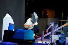 2020 / 2021 あうるすぽっとタイアップ公演シリーズ チェルフィッチュ×金氏徹平「消しゴム山」東京公演より。（撮影：高野ユリカ）