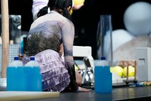 2020 / 2021 あうるすぽっとタイアップ公演シリーズ チェルフィッチュ×金氏徹平「消しゴム山」東京公演より。（撮影：高野ユリカ）