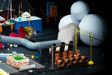 2020 / 2021 あうるすぽっとタイアップ公演シリーズ チェルフィッチュ×金氏徹平「消しゴム山」東京公演より。（撮影：高野ユリカ）