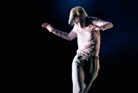 岡本優「チルドレン 2021」より。（Photo by Sugawara Kota）