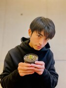 元気を取り戻した“ニョロニョロ”の鉢を両手で持つ木村達成。