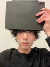 “相棒”タブレットと黒羽麻璃央の貴重なツーショット。