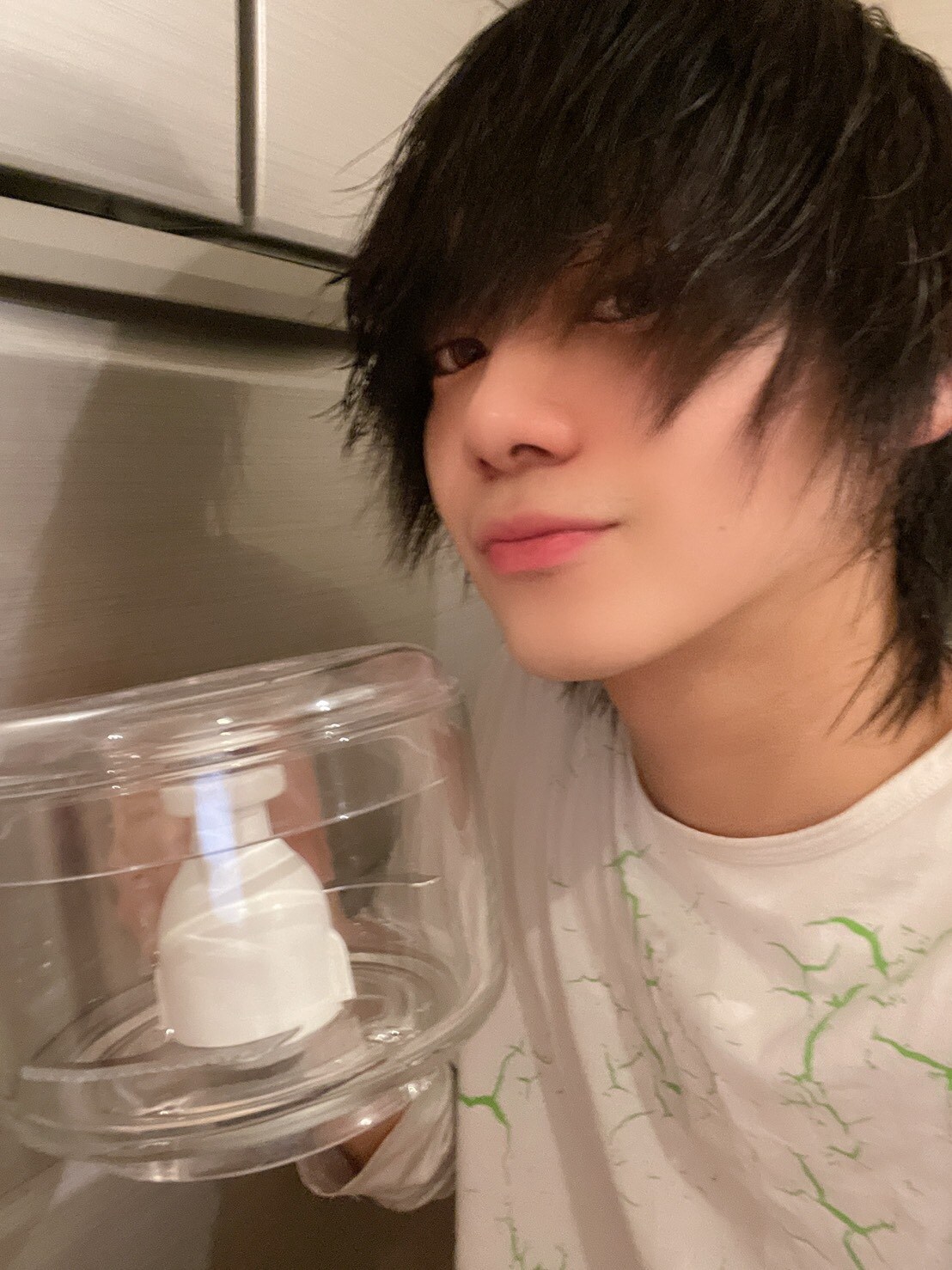 お気に入りのフードプロセッサーを手にした佐藤流司。