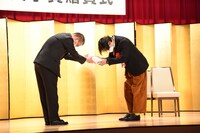 第72回読売文学賞 贈賞式の様子。右が岡田利規。