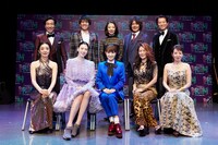 「Broadway Musical『The PROM』」製作発表より、上段左から岸谷五朗、佐賀龍彦、霧矢大夢、TAKE、寺脇康文、下段左から草刈民代、三吉彩花、葵わかな、 大黒摩季、保坂知寿。（撮影：NAITO）
