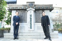 江戸歌舞伎発祥之地の記念碑前にて。左から中村七之助、中村勘九郎。