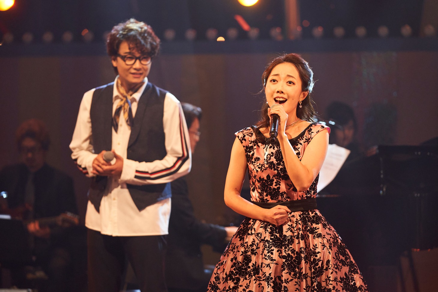 左から井上芳雄、吉田萌美。