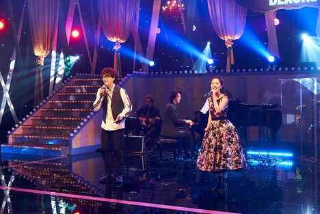 左から井上芳雄、吉田萌美。