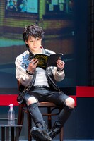 「朗読劇『私立探偵 濱マイク』-我が人生最悪の時-」より、佐藤流司演じる濱マイク。