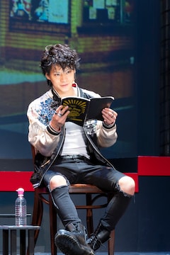 朗読劇 私立探偵 濱マイク 開幕 植田圭輔 佐藤流司が最強のハマり役 と絶賛 公演 会見レポート ステージナタリー 朗読劇 私立探偵 濱マイク 開幕 植田圭輔 佐藤流司が最強のハマり役 と絶賛 公演 会見レポート ステージナタリー