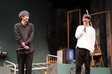 左から梅津瑞樹、粟島瑞丸。（撮影：金丸圭）