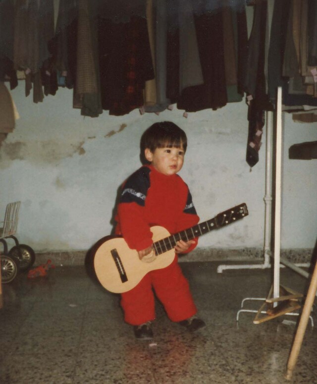 指人形のようなフォルムの伊礼彼方。