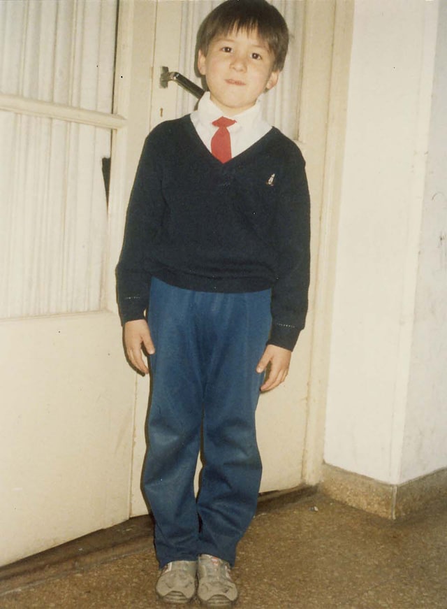 アルゼンチンにいた頃は“おぼっちゃま”だったそう。赤いネクタイがお似合い。