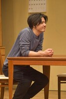 ナイスコンプレックス N31「キスより素敵な手を繋ごう」より。（撮影：鏡田伸幸）