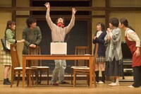 ナイスコンプレックス N31「キスより素敵な手を繋ごう」より。（撮影：鏡田伸幸）