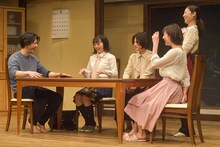 ナイスコンプレックス N31「キスより素敵な手を繋ごう」より。（撮影：鏡田伸幸）