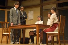 ナイスコンプレックス N31「キスより素敵な手を繋ごう」より。（撮影：鏡田伸幸）