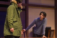 ナイスコンプレックス N31「キスより素敵な手を繋ごう」より。（撮影：鏡田伸幸）