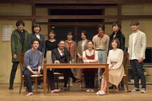 ナイスコンプレックス N31「キスより素敵な手を繋ごう」フォトセッションより。（撮影：鏡田伸幸）