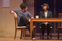 ナイスコンプレックス N31「キスより素敵な手を繋ごう」より。（撮影：鏡田伸幸）