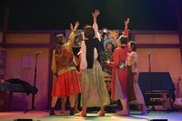 ナイスコンプレックス N31「キスより素敵な手を繋ごう」より。（撮影：鏡田伸幸）