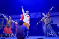 ナイスコンプレックス N31「キスより素敵な手を繋ごう」より。（撮影：鏡田伸幸）