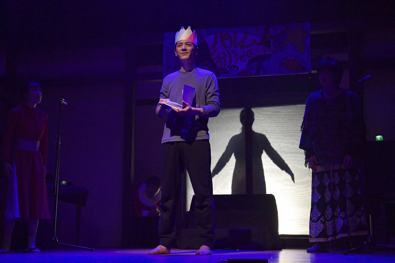 ナイスコンプレックス N31「キスより素敵な手を繋ごう」より。（撮影：鏡田伸幸）