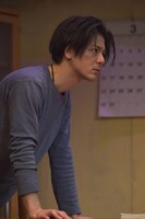 ナイスコンプレックス N31「キスより素敵な手を繋ごう」より。（撮影：鏡田伸幸）